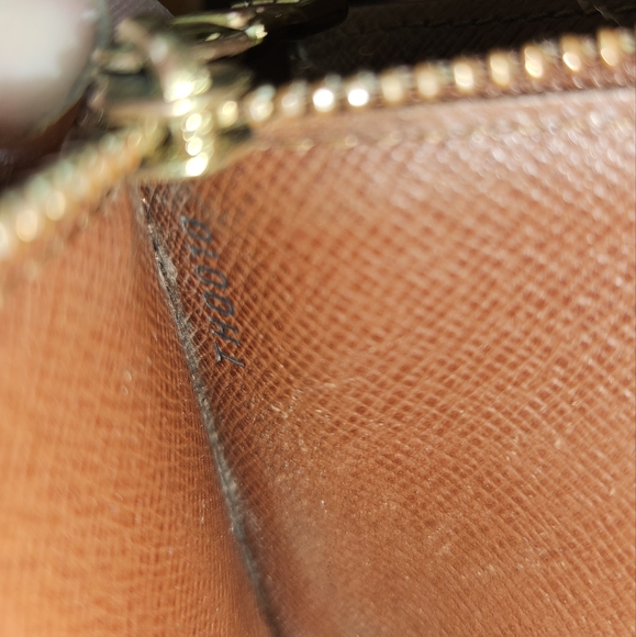 Authentic Louis Vuitton Monogram Pochette Porte - Picture 5 of 8